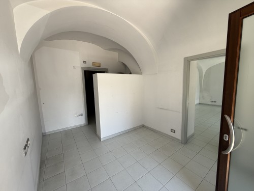 P  R  E  Z  Z  O       R  I  B  A  S  S  A  T  O  -  Centrale e Visibile Locale con 5 Ingressi